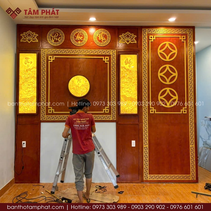 Không gian thờ Thần Tài và Gia Tiên liền kề song trang trí vẫn giữ được nét riêng của mỗi khu vực thờ.