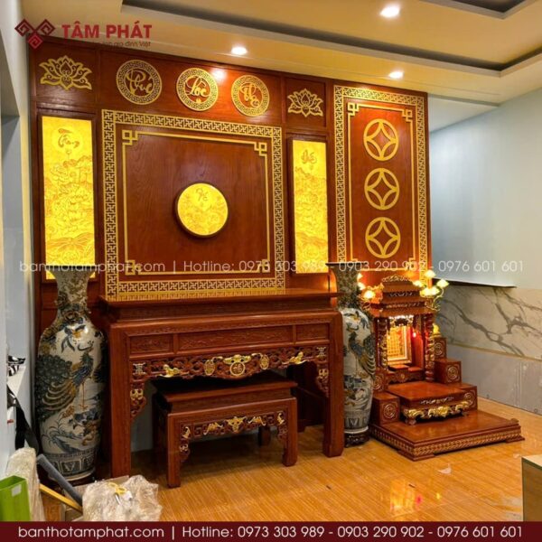 Hai bàn thờ chất liệu gỗ hương đá có độ bền cao.