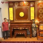 Đồng bộ bàn thờ và vách ốp màu trần hương ấm cúng, trang nhã.