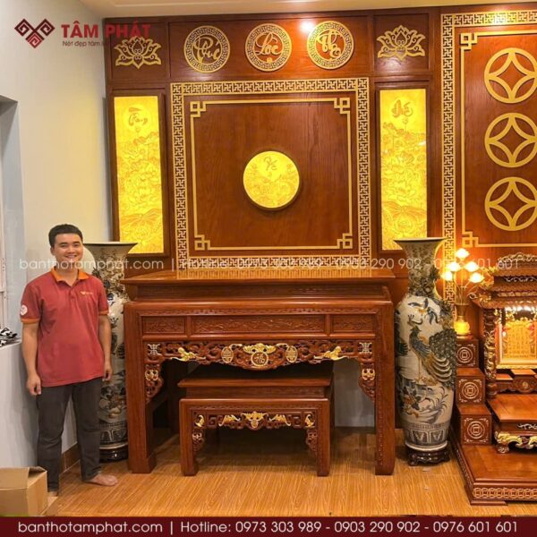 Đồng bộ bàn thờ và vách ốp màu trần hương ấm cúng, trang nhã.