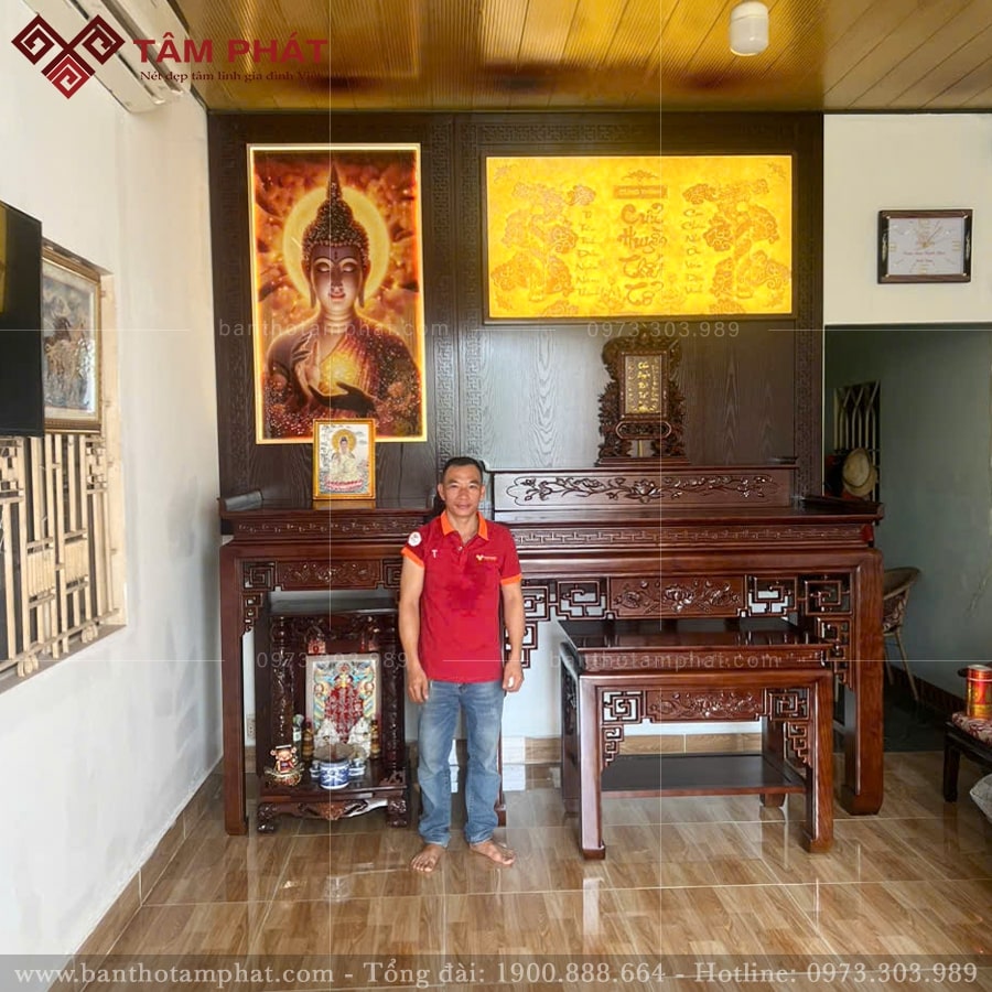Phòng thờ gồm 3 bàn thờ kết hợp thờ tự trong cùng 1 không gian.