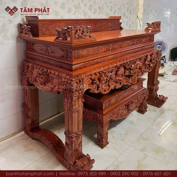 Các chi tiết được chạm khắc tinh xảo, sắc nét.