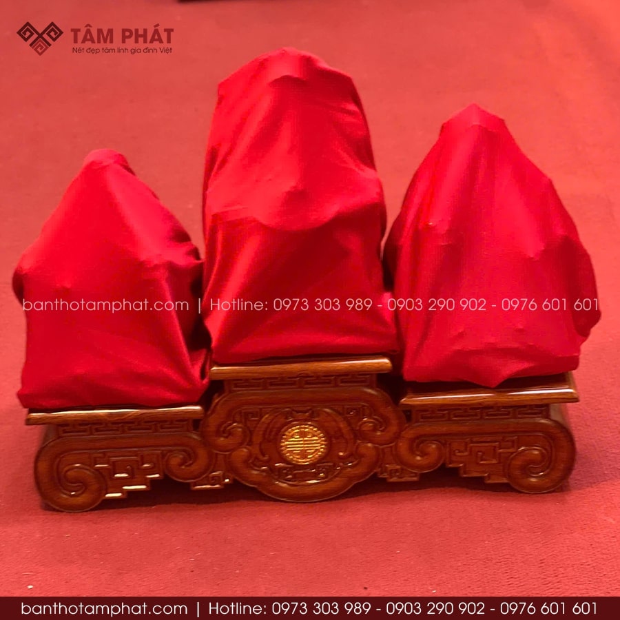 Tượng Ông Địa Thần Tài Thần Tiền được bọc vải đỏ khi di chuyển Tượng Ông Địa Thần Tài Thần Tiền được bọc vải đỏ khi di chuyển