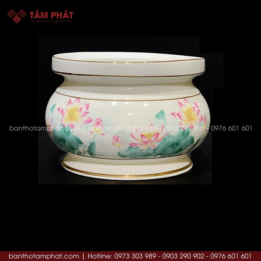 Chất liệu sứ trắng, hoa sen hồng lá xanh sang trọng.