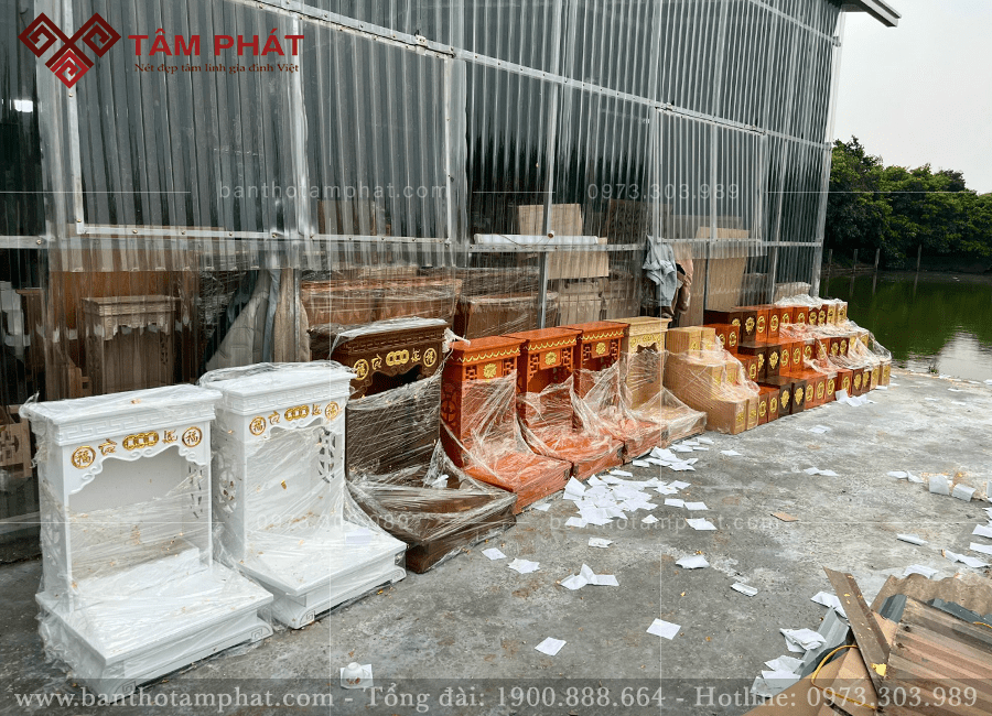 Bàn thờ Thần Tài được chạm nổi chữ Tài Lộc cùng một số họa tiết khác