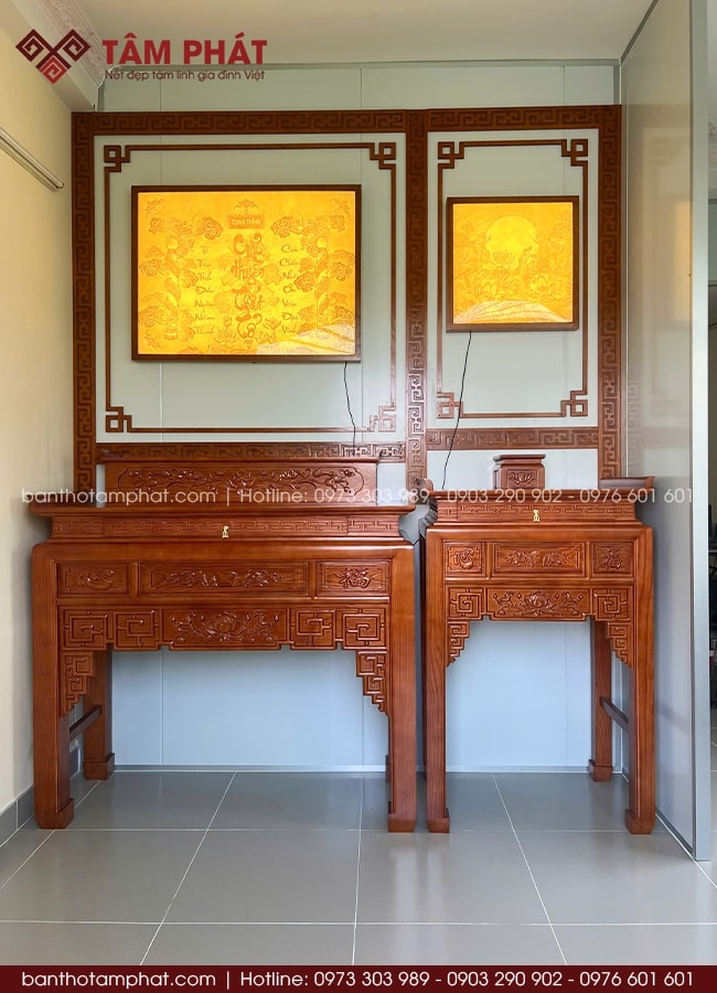 Không gian thờ ấm cúng, sang trọng bởi tranh trúc chỉ truyền thống.
