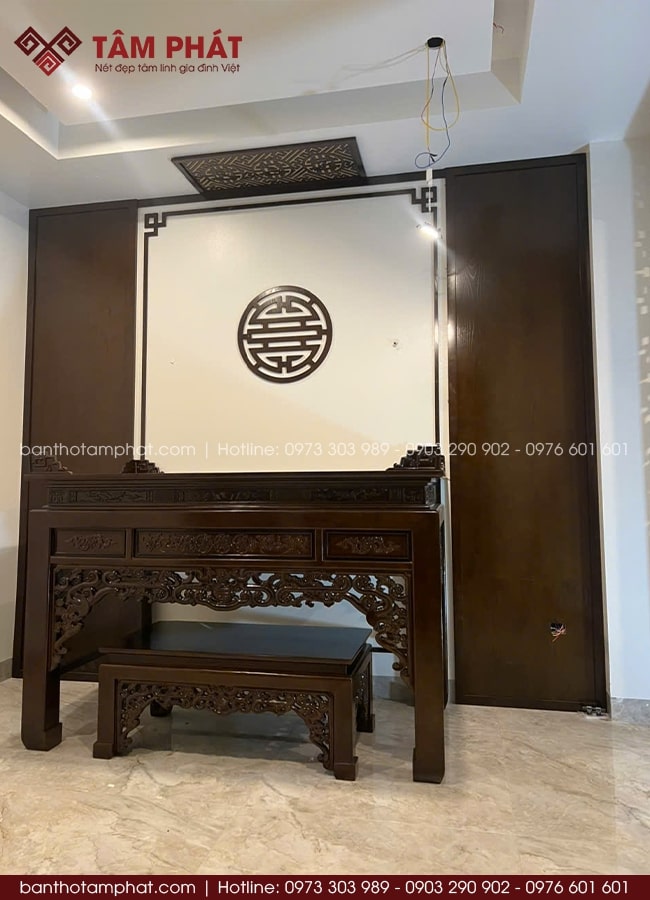 Sự kết hợp đơn giản với ốp trang trí không họa tiết, tạo nét đẹp hiện đại.
