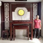 Bàn thờ gỗ tự nhiên đơn giản, không nhiều họa tiết hoa văn.