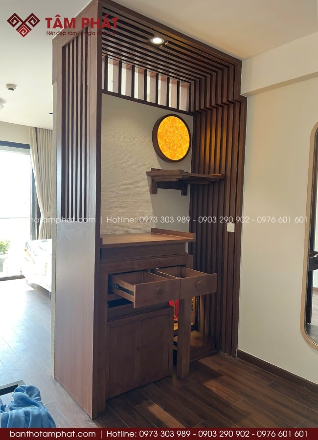 Vách ngăn cách không gian thờ kín đáo, sang trọng.