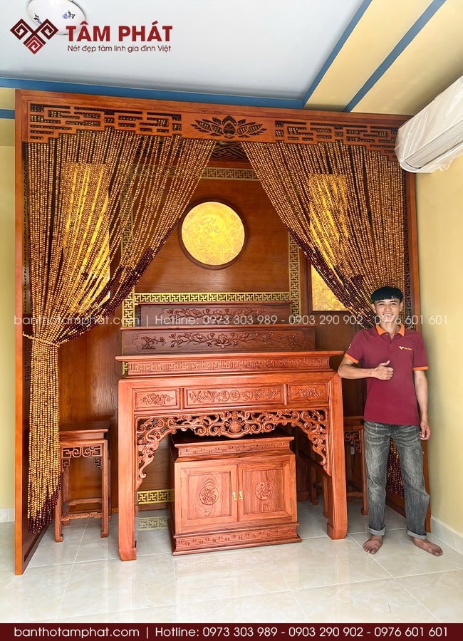 Đôn tam cấp hoa sen giúp việc thờ tự thêm dễ dàng.