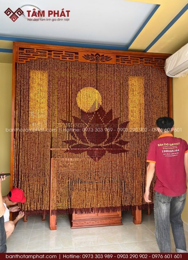 Phía trước phòng thờ BT-1648 lắp đặt rèm hạt gỗ hoa sen kín đáo.