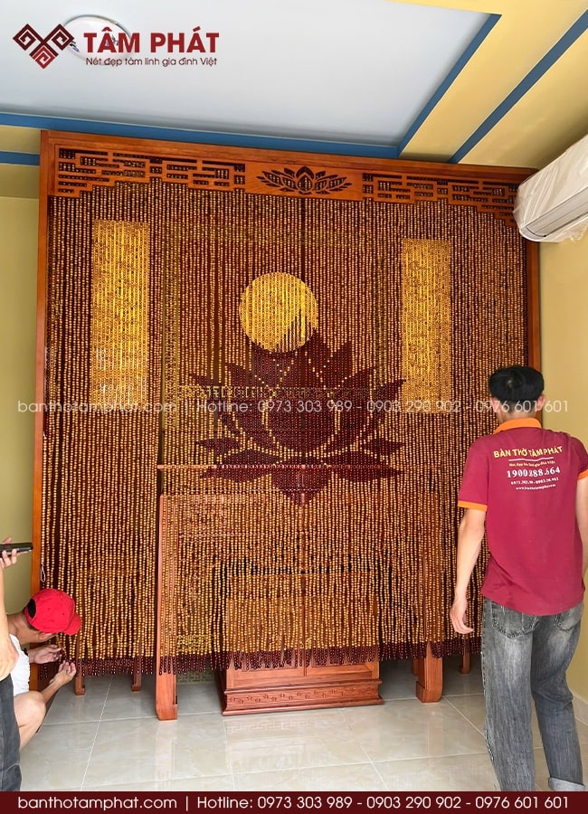 Phía trước phòng thờ BT-1648 lắp đặt rèm hạt gỗ hoa sen kín đáo.