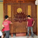 Rèm hạt hoa sen tăng tính thẩm mỹ cho không gian thờ.