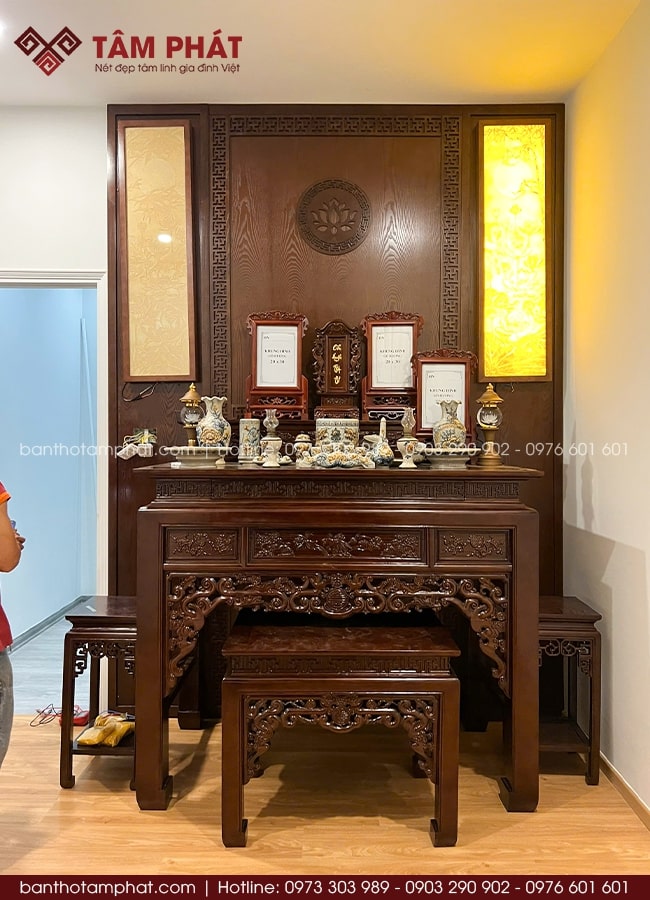 Bàn thờ Như Ý chất liệu gỗ sồi tự nhiên có độ bền cao.