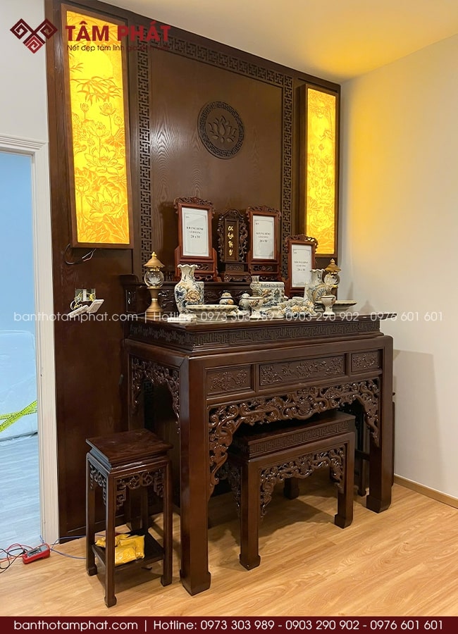 Ốp hậu MDF trang trí cặp tranh trúc chỉ hoa sen nổi bật.
