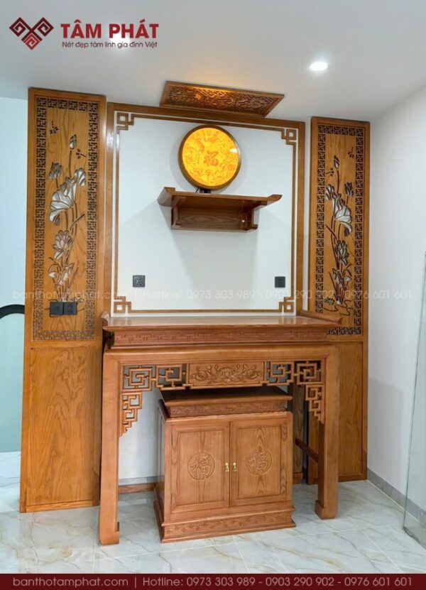 Bàn thờ đứng mẫu triện sen kèm tủ cơm nhỏ tiện lợi.
