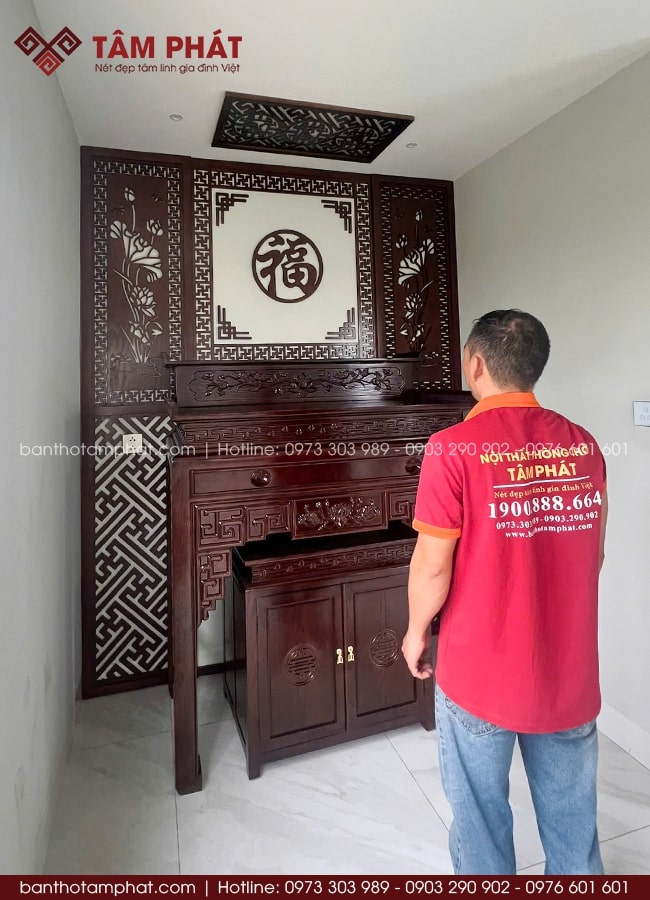 Toàn bộ phòng thờ được đồng bộ màu óc chó nâu sang trọng.