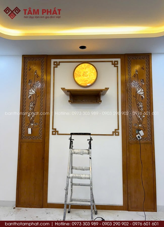 Bàn thờ Phật được lắp đặt trên cao.