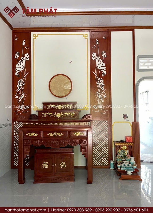 Mẫu bàn thờ tam cấp thiếp vàng sang trọng.