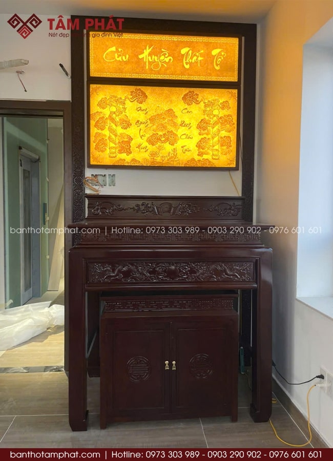 Không gian thờ sử dụng các kiểu dáng tranh trúc chỉ cao cấp, tăng tính thẩm mỹ.