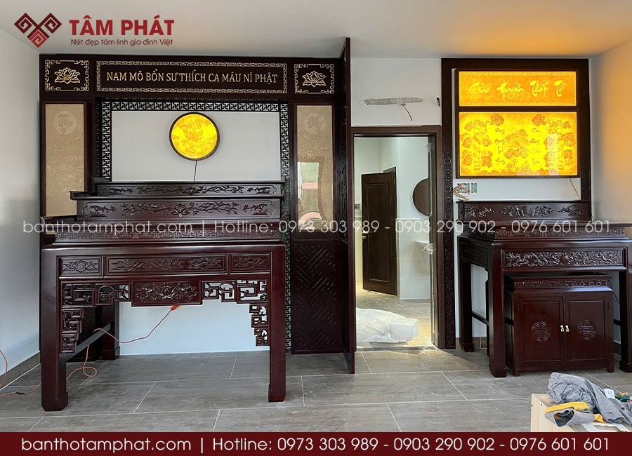 Sự kết hợp hài hòa giữa bàn thờ và vách ốp, tạo nét đẹp thờ tự linh thiêng.