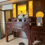 Trang trí ốp hậu kín kèm tranh trúc chỉ sang trọng.