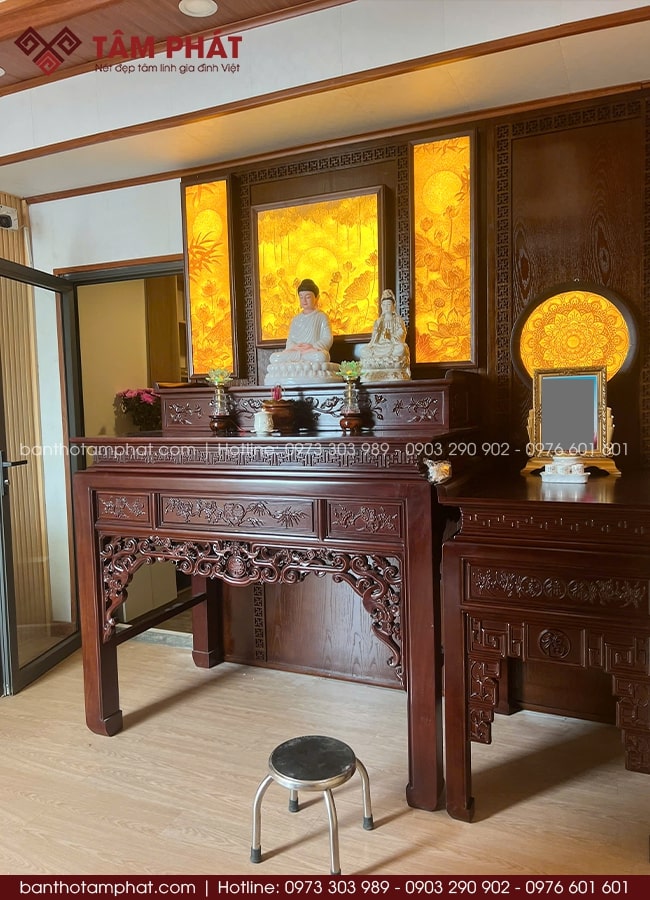 Trang trí ốp hậu kín kèm tranh trúc chỉ sang trọng.