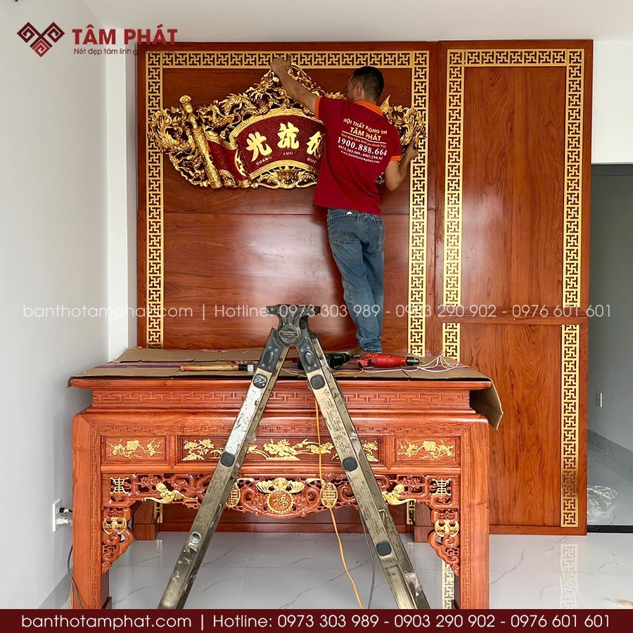 Hoàn thiện phòng thờ tỉ mỉ trên từng chi tiết.