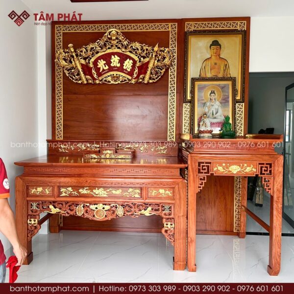 Mẫu bàn thờ thiếp vàng nổi bật, sang trọng.