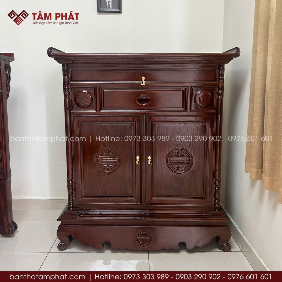 Tủ thờ kích thước nhỏ phù hợp với không gian nhà cửa hạn chế diện tích.