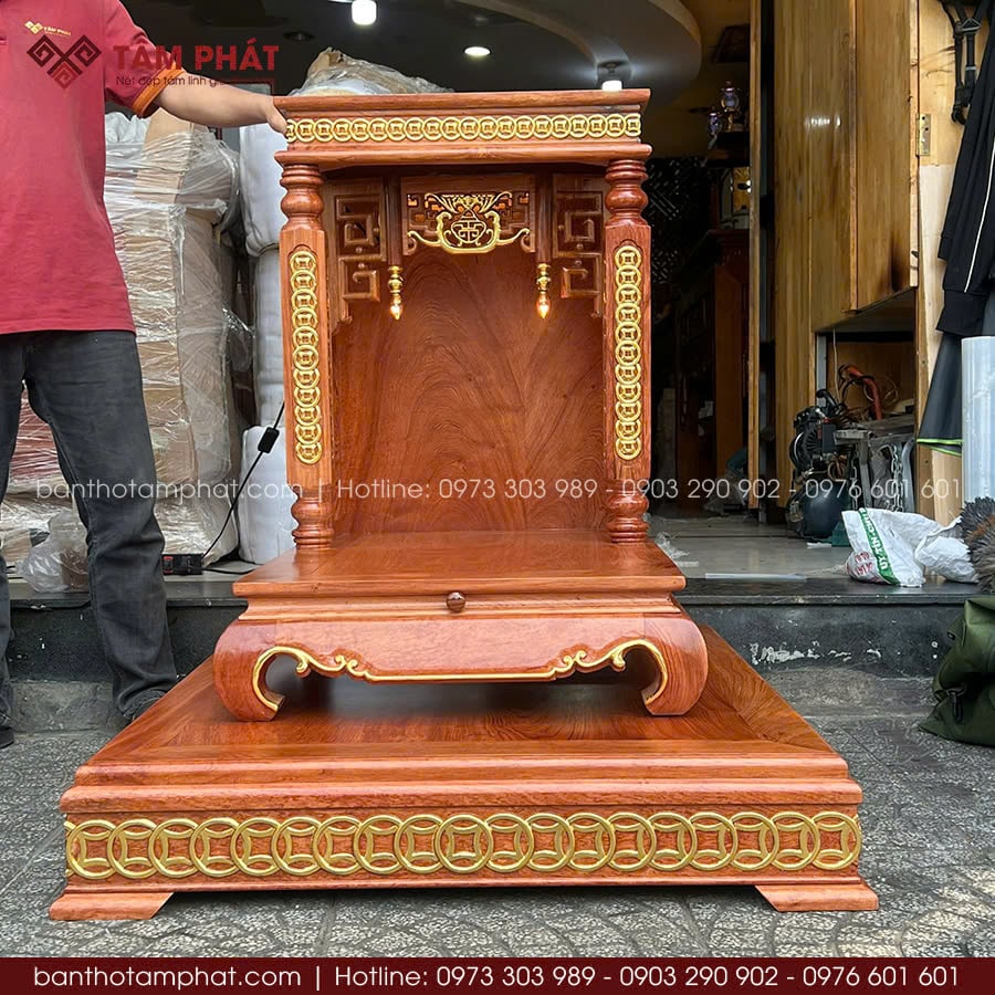 Bàn thờ Thần Tài cao cấp gỗ Hương BTT-3003 4 Bàn thờ Thần Tài có điểm nhấn cổ bàn và trụ được đồng đồng tiền xâu chuỗi