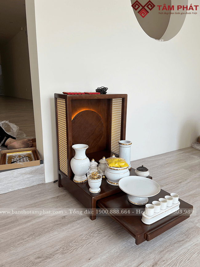 Kiểu dáng bàn thờ thần tài vuông vắn tối giản Kiểu dáng bàn thờ thần tài vuông vắn tối giản