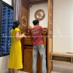 Bàn thờ đứng gỗ sồi có ngăn kéo luôn là sự lựa chọn tốt cho gia chủ có nhu cầu thờ tự lớn.