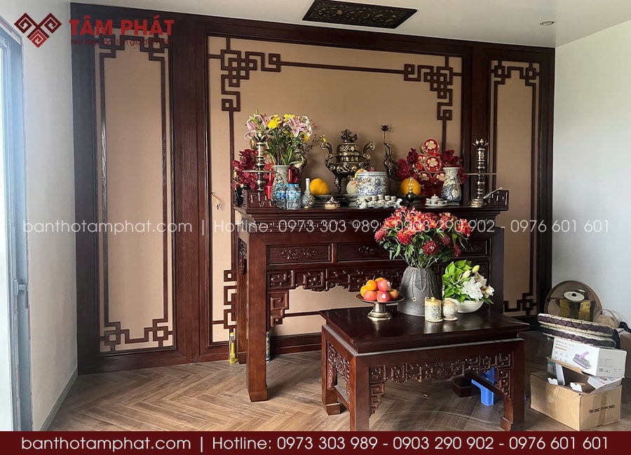 Mẫu phòng thờ tone nâu trầm ấm, toát lên vẻ đẹp sang trọng.