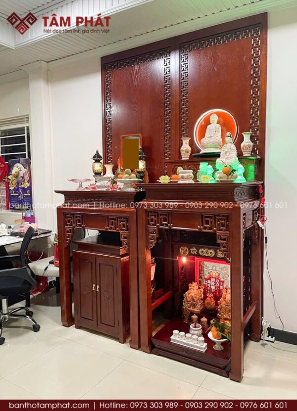 Mẫu phòng thờ gỗ kết hợp trang trí ốp hậu kín đơn giản.