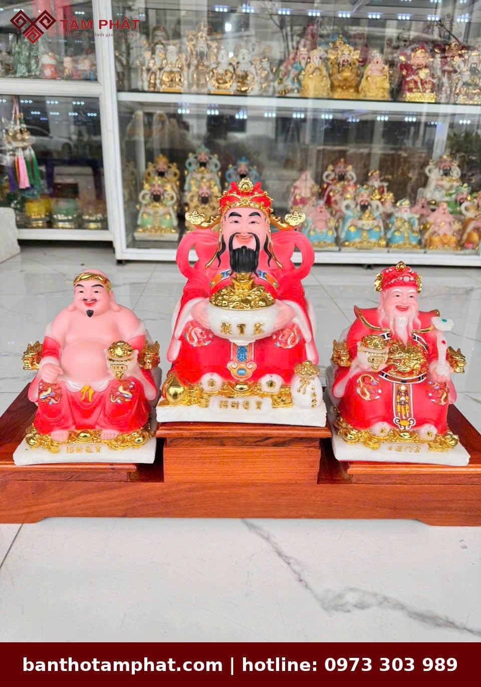 Tượng Ông Địa Thần Tài màu đỏ phù hợp cho gia chủ mệnh Hỏa và mệnh Thổ