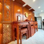 Phòng thờ BT-1678 đẹp, trang trí ốp hậu đơn giản nhưng trang nghiêm.
