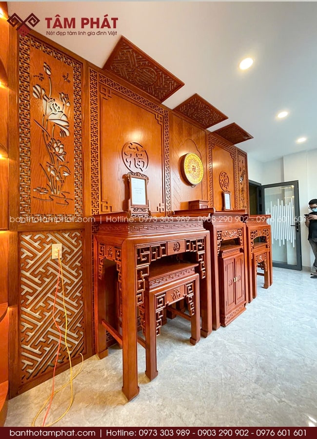 Phòng thờ BT-1678 đẹp, trang trí ốp hậu đơn giản nhưng trang nghiêm.