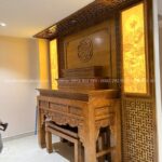 Bàn thờ đứng lớn, làm từ gỗ sồi tự nhiên có độ bền cao, đi kèm với bàn cơm nhỏ tiện lợi.