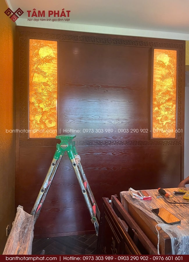 Ốp hậu kín trang trí cặp tranh trúc chỉ ánh vàng linh thiêng.