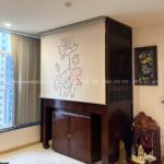 Không gian thờ kín đáo với vách ngăn CNC hiện đại.