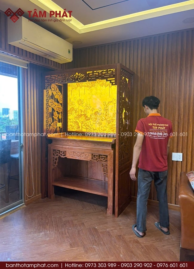 Hai bên có vách ngăn cách không gian tạo sự kín đáo, riêng tư cho không gian thờ tự.