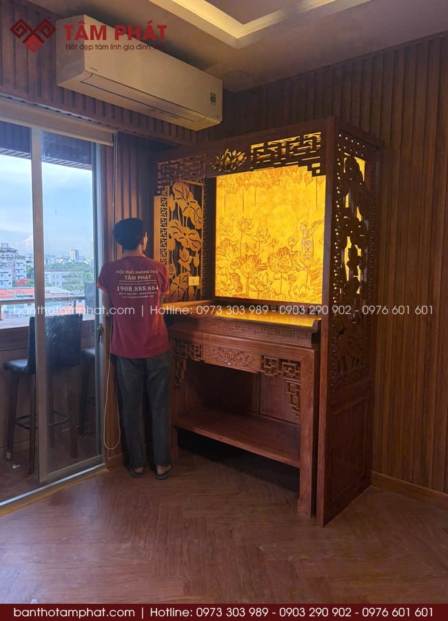 Nổi bật chính giữa là kiểu tranh trúc chỉ ánh vàng linh thiêng.