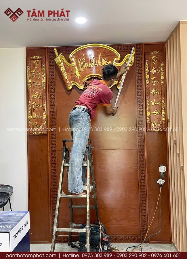Cuốn thư câu đối là sự kết hợp trang trọng nhất trong một không gian thờ tự.