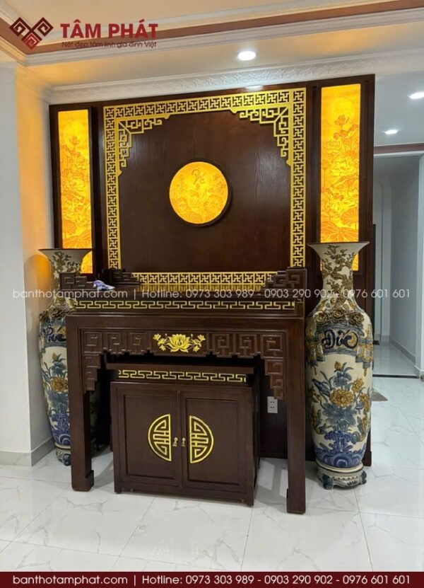 Bàn thờ Gia Tiên kèm tủ cơm nhỏ tiện lợi.