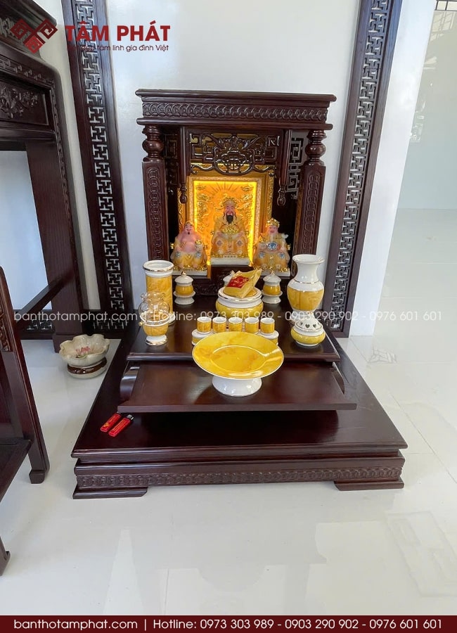 Cận cảnh bộ bàn thờ Thần Tài đẹp, đầy đủ đồ thờ tự.