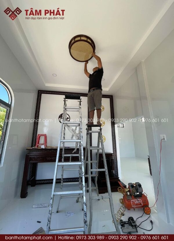 Tâm Phát thi công tỉ mỉ từng chi tiết trong phòng thờ.