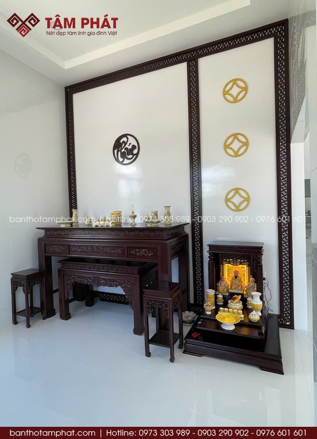 Bàn thờ đứng lớn đi kèm bàn cơm nhỏ tiện lợi.