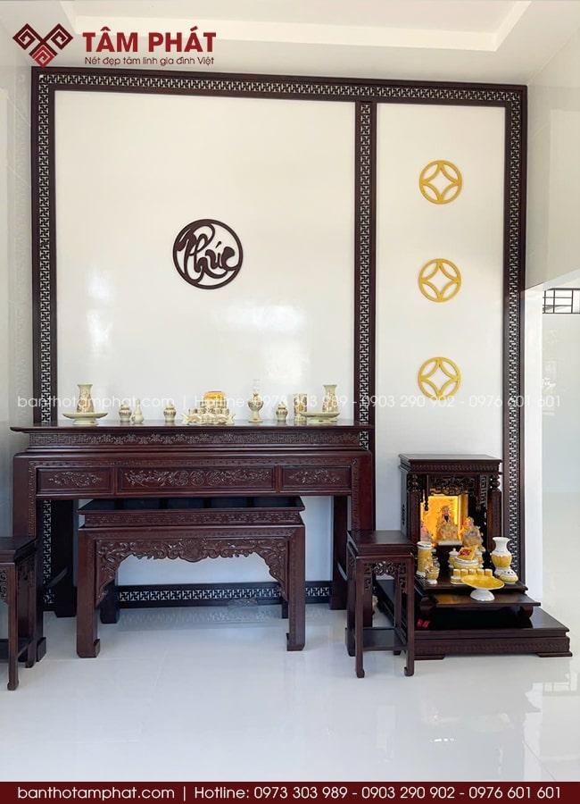 Gia chủ thoải mái tùy chỉnh kích thước và màu sắc bàn thờ.