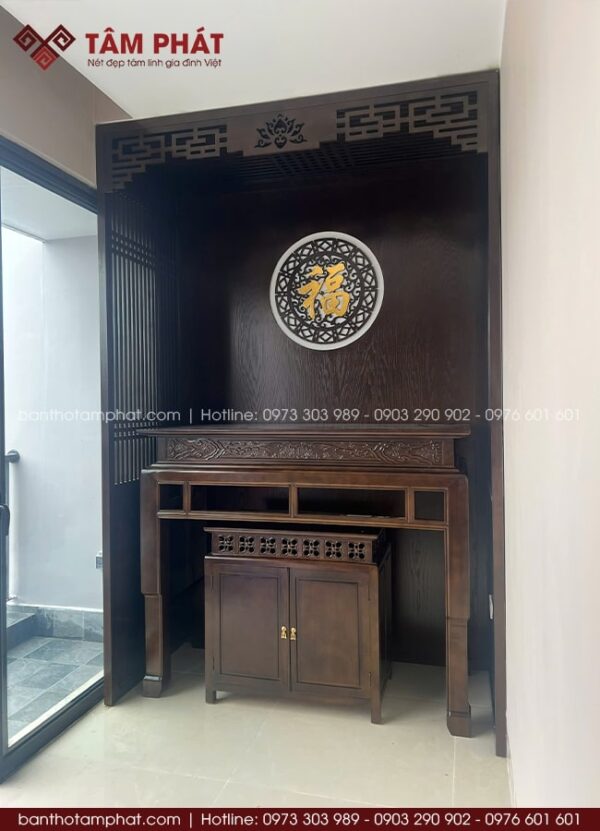 Phòng thờ BT-1682 đơn giản hiện đại có vách ngăn cách sang trọng.